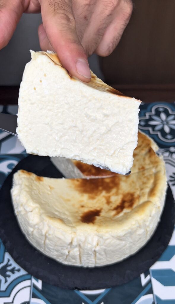 Creador de contenido gastronómico preparando receta en freidora Cosori
